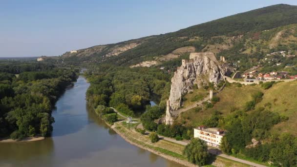 Rotující Záběr Filmového Dronu Hrad Hrad Devin Bratislavě Slovensko Řekou — Stock video