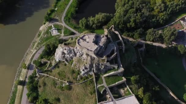 斯洛伐克布拉迪斯拉发Hrad Devin城堡向下旋转的无人驾驶飞机镜头 — 图库视频影像