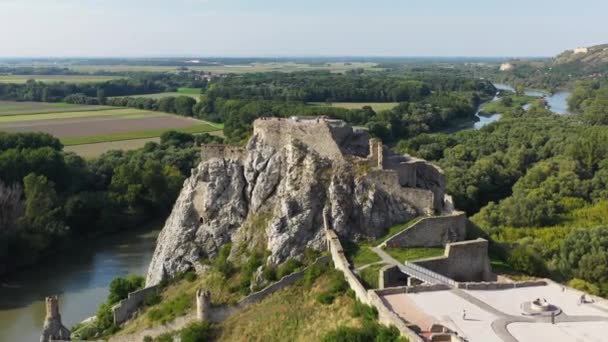 Filmové Záběry Bezpilotního Letounu Hrada Devina Rotující Letecké Záběry — Stock video