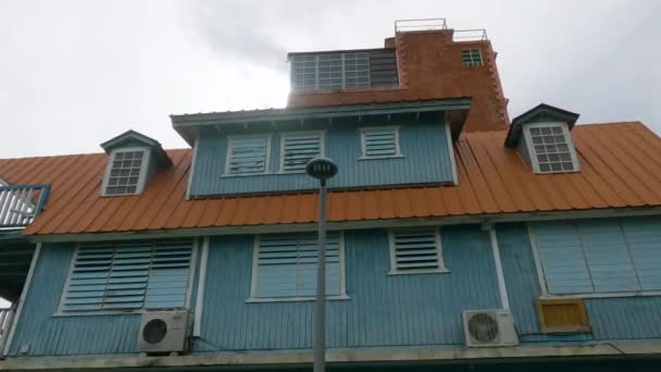 Typische Residentiële Gebouw Toeristen Bewonderen Uitzicht Kust Boqueron Puerto Rico — Stockvideo