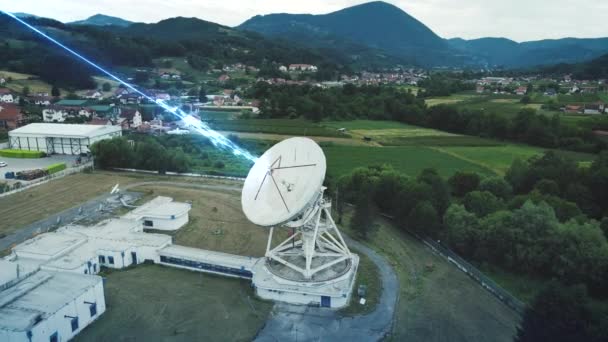 Animación Estación Terrestre Placa Satelital Enviando Señales Atmósfera Gráficos Movimiento — Vídeo de stock