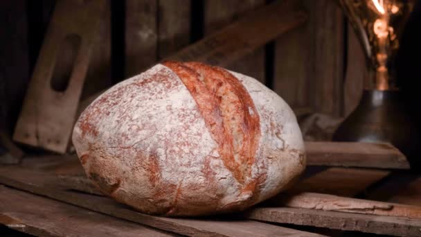 Luz Passando Sobre Delicioso Pão Massa Fresca Assado Fundo Madeira — Vídeo de Stock