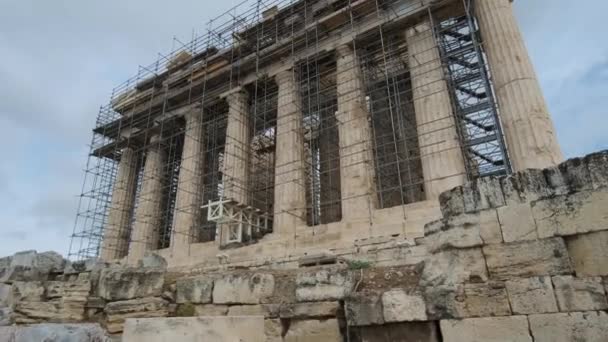 パルテノン神殿の改修工事 アテネ ギリシャのアクロポリス パルテノン神殿はギリシャのアテネアクロポリスにある神殿で 2021年10月12日に女神アテナに捧げられている — ストック動画
