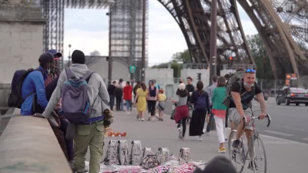 Vendedores Ilegales Venden Souvenirs Calle Frente Torre Eiffel París Francia — Vídeo de stock