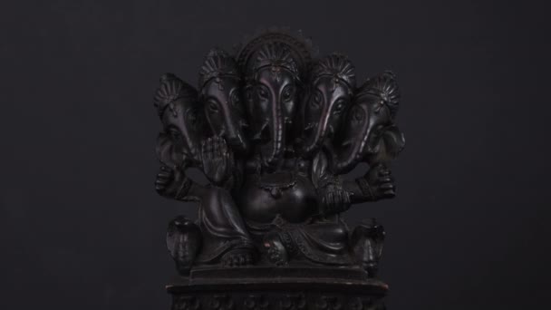 Socha Pěti hlav Ganesha se točí od světla k temnému stínu. - Zavřít 
