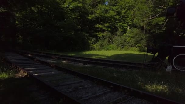 从火车轨道到一台旧蒸汽机车的宽排气口 — 图库视频影像