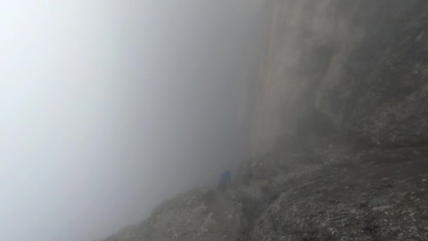 Sehr Filmische Aufnahmen Eines Bergsteigers Der Einen Sehr Steilen Felsen — Stockvideo