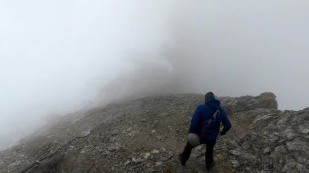 Alpinista Idzie Dół Skały Chmury Bardzo Dużej Wysokości Lewej Widać — Wideo stockowe