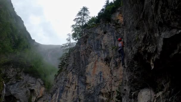 Very Cinematic Footage Girl Climbing Rock Fog Flying Valley Waterfall — Stock Video