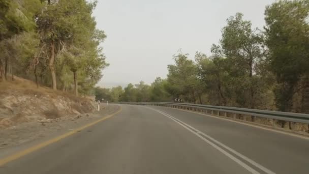 Tiro Movimento Câmera Lenta Estrada Floresta Deserto Vazio — Vídeo de Stock