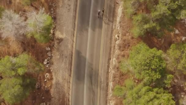 Vrchol Záběr Dvou Silničních Cyklistů Osamělé Lesní Cestě — Stock video