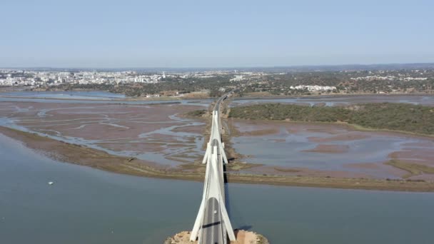 Bridge Ponte Και Οδική Κυκλοφορία Κοντά Στο Portimao Στην Περιφέρεια — Αρχείο Βίντεο