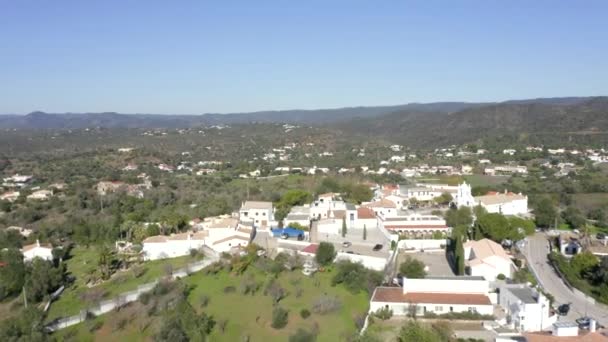 皇后区 Querena Benp Org 是葡萄牙Loul市的一个教区 皇后区的空中景观位于葡萄牙的Loul 葡萄牙山上美丽住区的无人机画面 — 图库视频影像