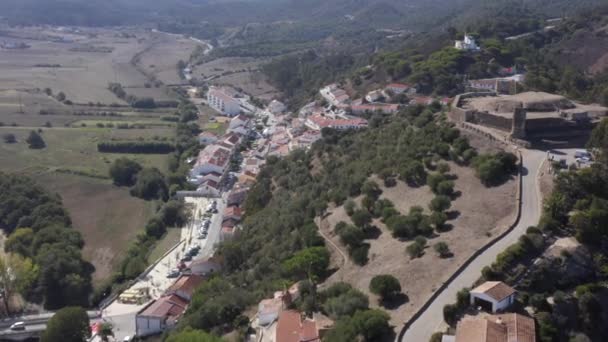 西阿尔加维葡萄牙阿尔杰祖尔城堡的空中景观 葡萄牙山上美丽城堡的镜头 4K段葡萄牙城堡录像 — 图库视频影像