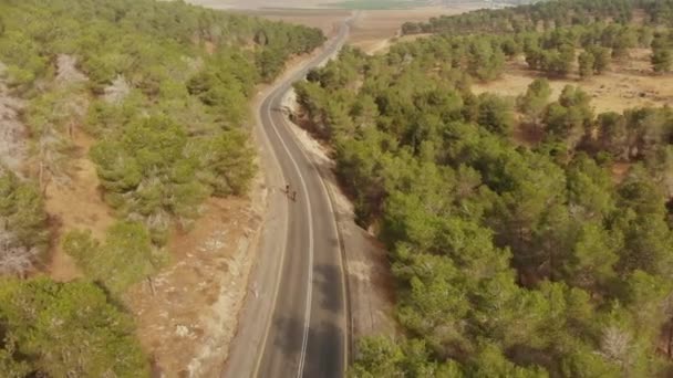 Tiro Aéreo Drone Duas Cicelistas Rodoviárias Profissionais Montando Estrada Vazia — Vídeo de Stock