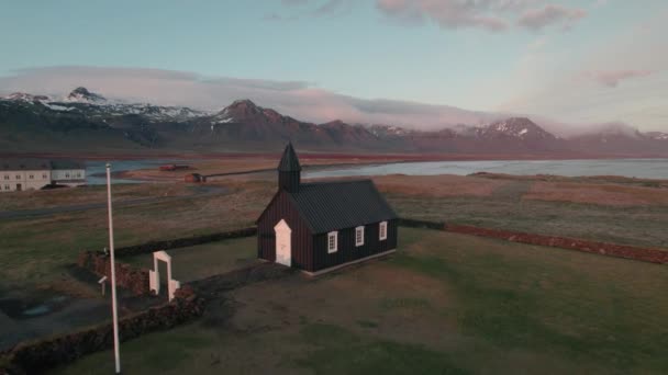 Snelle Luchtfoto Zoom Beroemde Zwarte Kerk Van Budir Ijsland Zonsondergang — Stockvideo