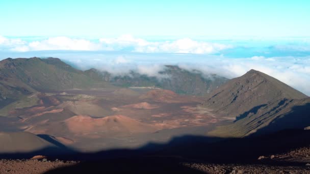 空を飛ぶ雲と青空と美しい火山の風景の空中ワイドショット Haleakala Maui Hawaiiのクレーター風景 — ストック動画