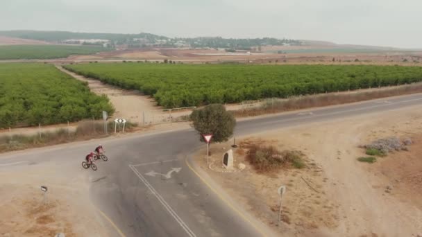 Drone Urmărire Aeriană Doi Cicliști Rutieri Profesioniști Care Își Încep — Videoclip de stoc