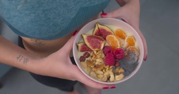 Sexual Tigela Feminina Magra Segurando Com Frutas Frescas Embora Vista — Vídeo de Stock