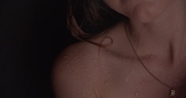 Nudo Donna Bagnata Prendendo Doccia Calda Primo Piano Vista Movimento — Video Stock