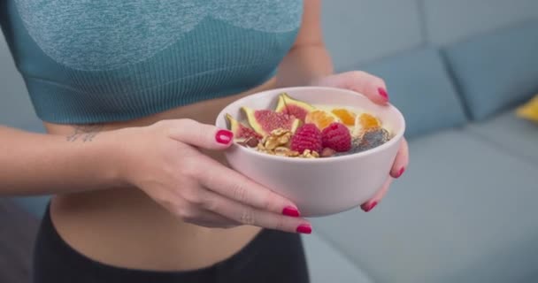 Passform Vacker Kvinna Äter Hälsosam Måltid Färska Frukter Närbild — Stockvideo