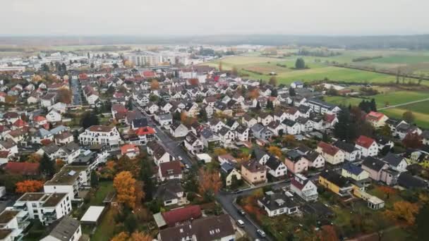 Aerial Bostäder Dietzenbach Tyskland Landsbygdsodling Gård Stad Dolly Pan Parallax — Stockvideo