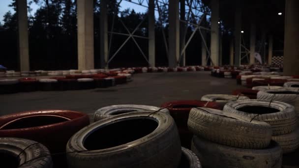 Conductor Karts Practicando Pista Karts Exterior Por Noche — Vídeo de stock