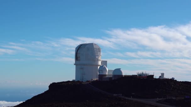 Observatório Telescópio Astronomia Topo Vulcão Haleakala Durante Luz Solar Céu — Vídeo de Stock