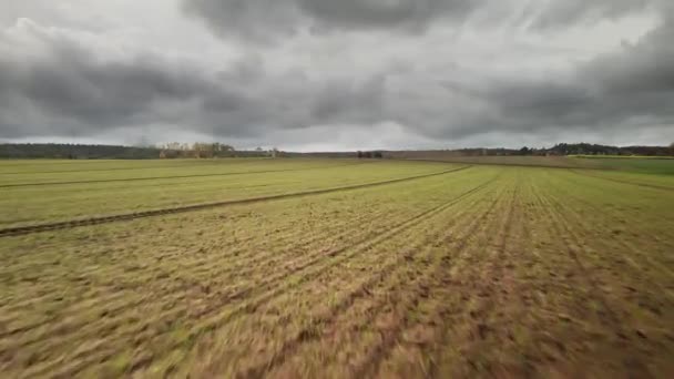 Luftaufnahme Frisch Gepflügtes Ackerland Stürmischer Dunkler Tag Schneller Flug Mit — Stockvideo