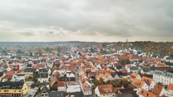 Luftaufnahmen Wohnhäuser Mit Roten Dächern Deutschen Vorstädten Düsteren Bewölkten Tagen — Stockvideo