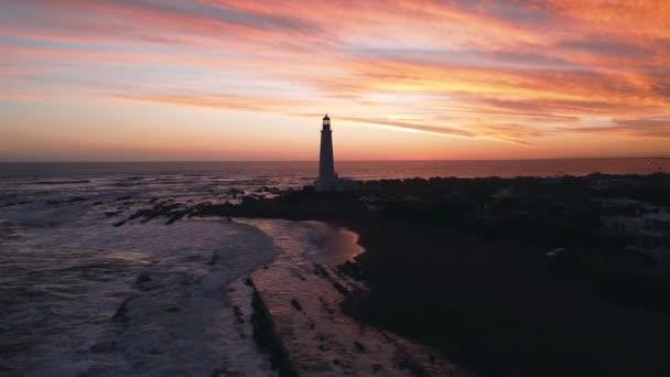 ウルグアイの灯台の上の夕日のドローンビュー — ストック動画