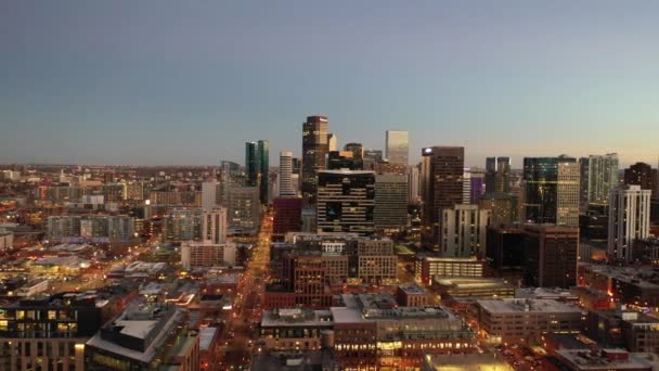 Een Pan Boven Denver Skyline Bij Zonsondergang — Stockvideo