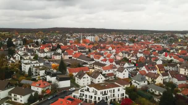 Antenne Wohnhäuser Mit Traditionellen Roten Ziegeldächern Dietzenbach Filmisches Abkippen Episches — Stockvideo