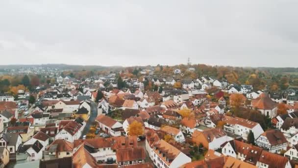 Latające Domy Mieszkalne Czerwonymi Dachówkami Małym Podmiejskim Miasteczku Dietzenbach Niemcy — Wideo stockowe