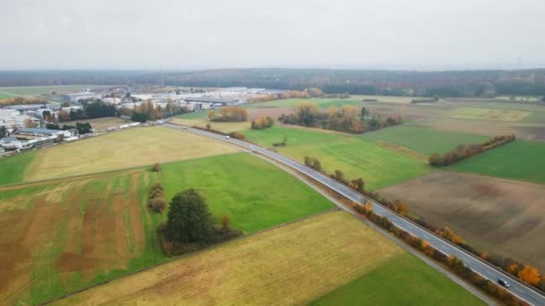 小さな町 ヨーロッパ ドイツ ディートンバッハ 映画4Kの隣の農場フィールドを通って 単一の道路を走行する映画的な航空 — ストック動画