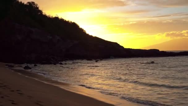日没時にハワイ州マウイ島のスローターハウスビーチまたはモクレアビーチに到達する静かな水 — ストック動画