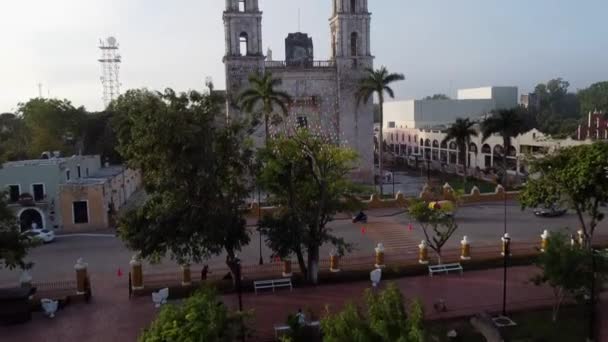 Luchtfoto Van Een Koloniale Kathedraal Valladolid Mexico Een Mistige Ochtend — Stockvideo