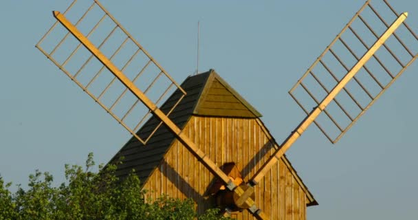 Blick Auf Eine Historische Hölzerne Mühle Und Ihre Klingen Die — Stockvideo