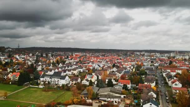 Luchtfoto Residentiële Buitenwijk Met Traditionele Tegelrode Daken Europa Donkere Bewolkte — Stockvideo