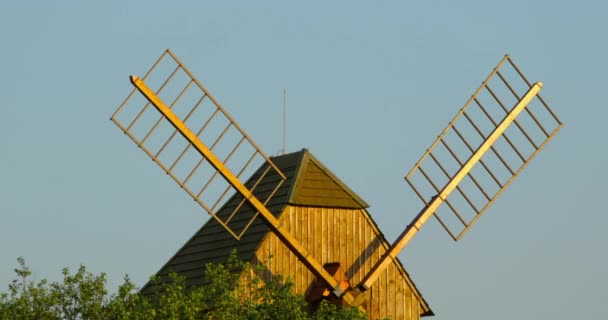 Blick Auf Eine Historische Hölzerne Mühle Und Ihre Klingen Die — Stockvideo