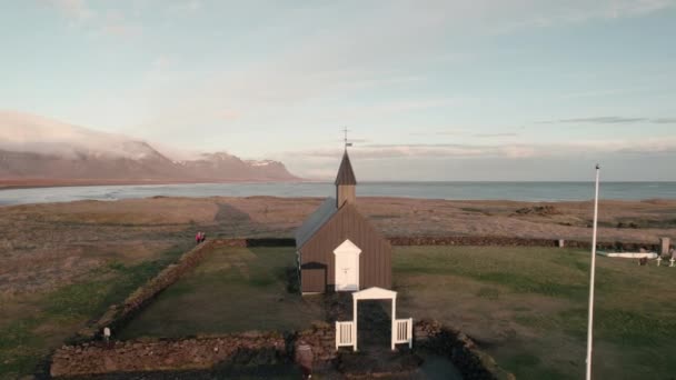 Těsné Letecké Paralaxy Kolem Black Church Budir Snaefellsness Island — Stock video