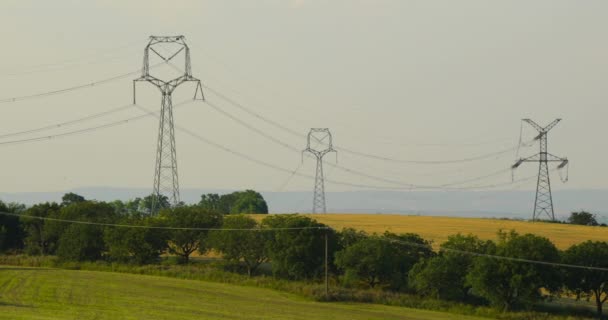 Paisaje Montañoso Durante Día Soleado Campo Prados Postes Poder — Vídeos de Stock