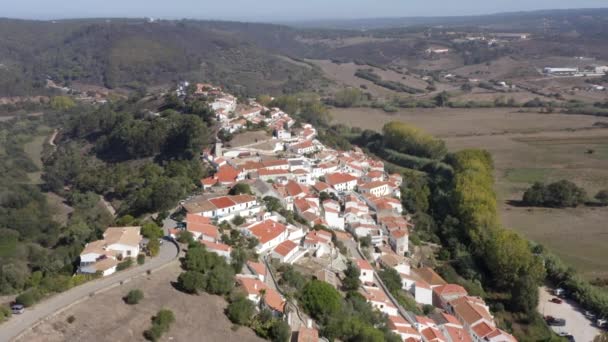 アルジェズール アルガルヴェ ポルトガルのいくつかのヴィラを眺めながら丘の方への空中ドローン飛行 ポルトガルの丘の美しいヴィラの映像 アルガルヴェヴィラの4Kビデオ — ストック動画