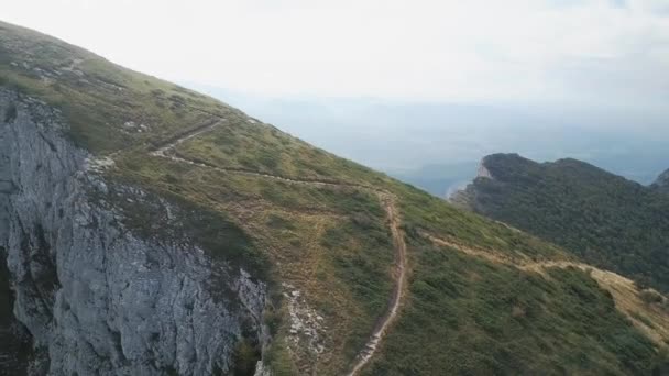 Kaya Tahta Merdivenler Bir Patikada Uçurumun Kenarındaki Yürüyüş Yolu Gökyüzünden — Stok video