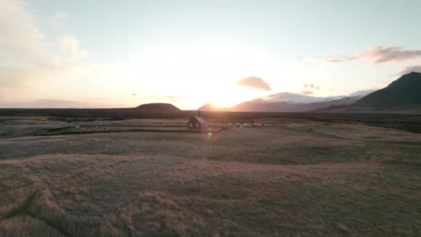 Повітряний Передній Паралакс Знаменитої Чорної Церкви Будіра Ісландія Захід Сонця — стокове відео