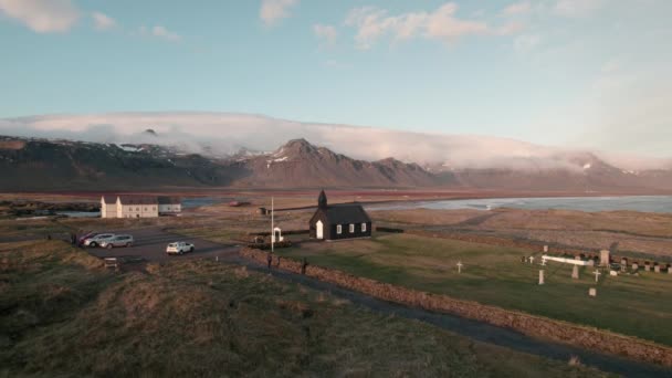 Bred Antenne Nedstigning Black Church Budir Turister Solnedgang Island – Stock-video