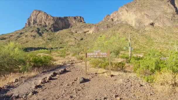 Περπάτημα Προς Μονοπάτι Hunter Ξύλινη Πινακίδα Στο Picacho Peak State — Αρχείο Βίντεο