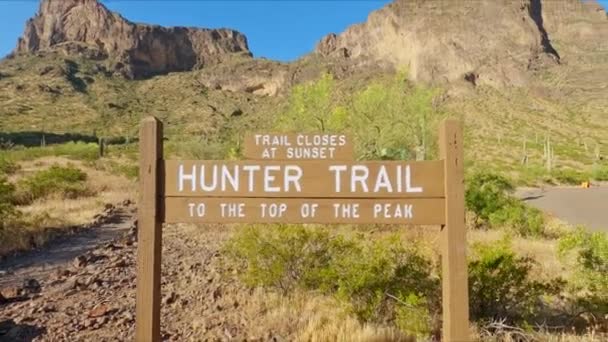 アリゾナ州ピカチョ ピーク州立公園のハンタートレイルの木製の標識米国 手持ち — ストック動画