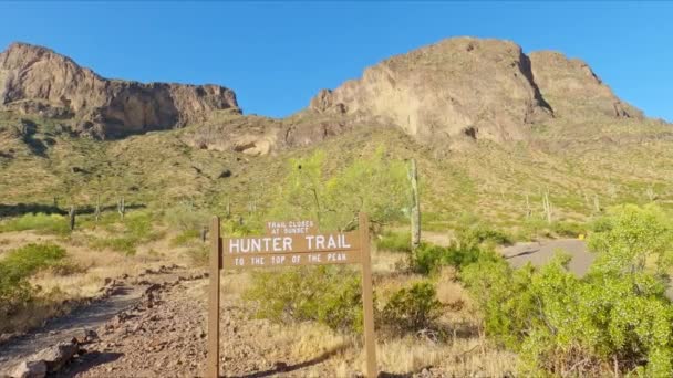 Señalización Hunter Trail Contra Montañas Escarpadas Picacho Peak State Park — Vídeo de stock