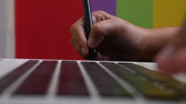 Die Hand Einer Illustratorin Benutzt Einen Stift Und Ihren Laptop — Stockvideo